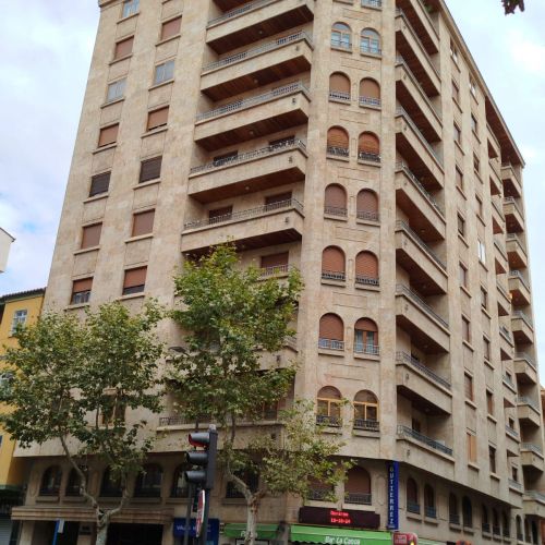 Vista de bloque de viviendas en Avenida de las Tres Cruces