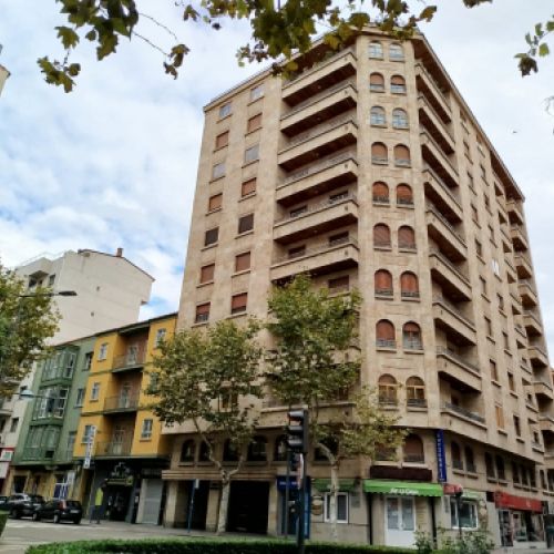 Vista de bloque de viviendas en Avenida de las Tres Cruces