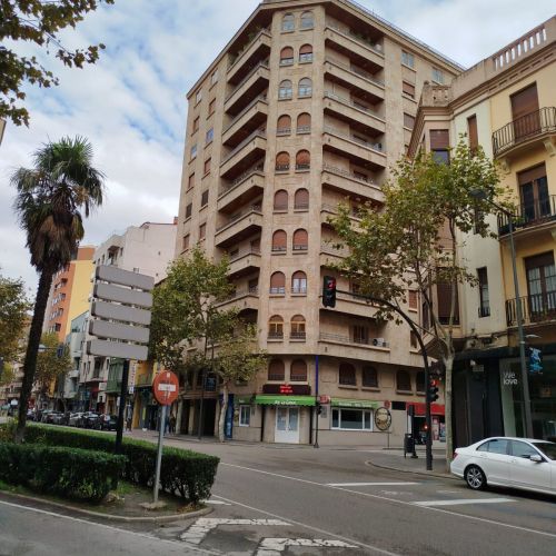 Vista de bloque de viviendas en Avenida de las Tres Cruces